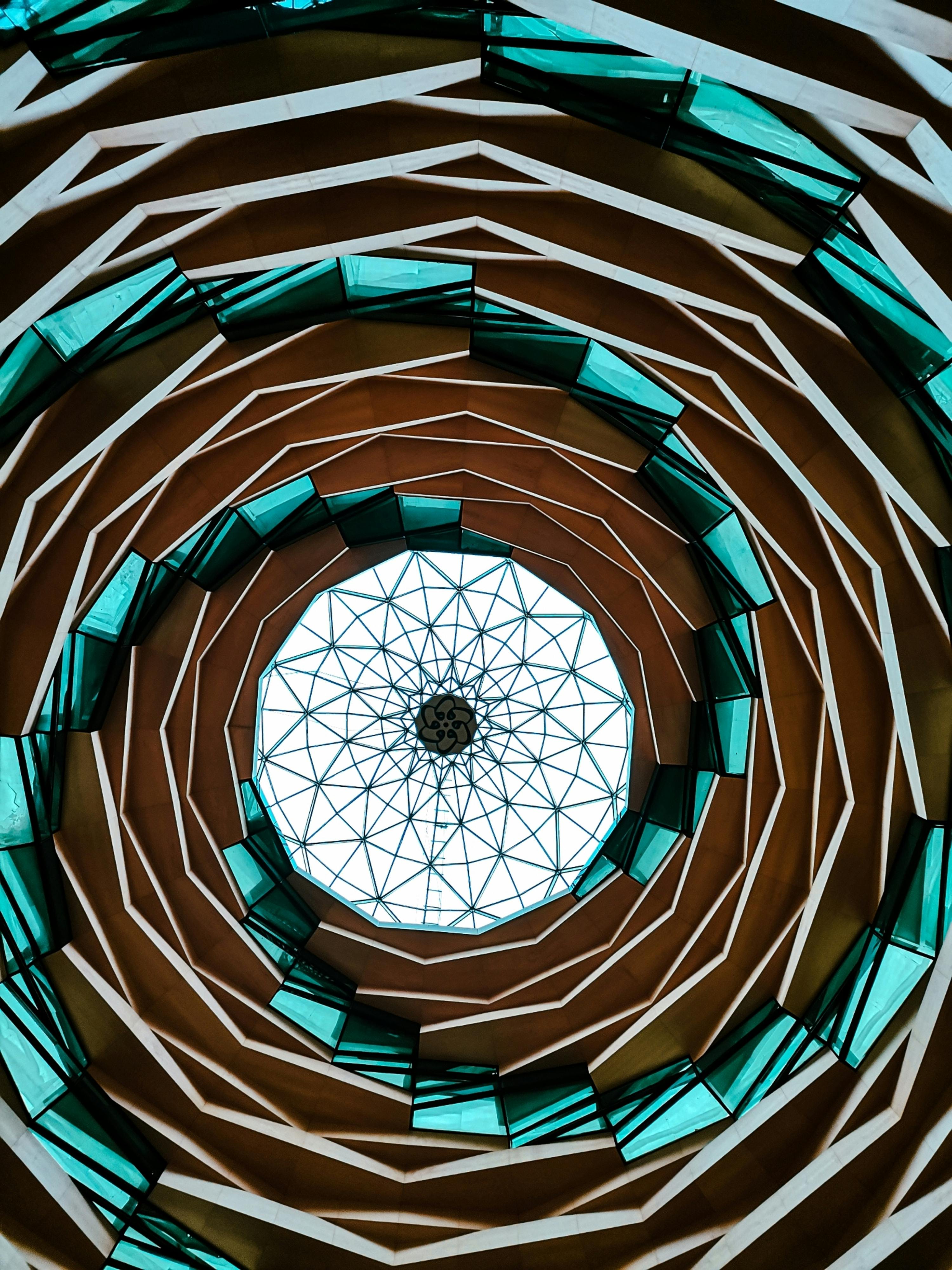 De franc Disseny en espiral d'una cúpula de mesquita amb un patró geomètric vist des de baix. Foto d'estoc