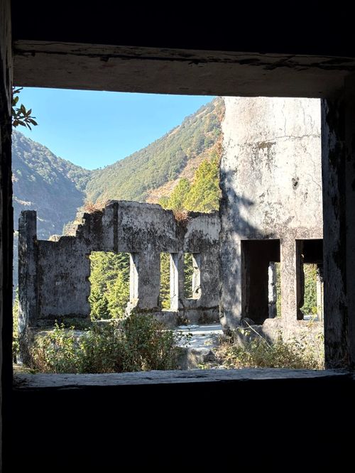 Free A scenic view of an abandoned building in a Himalayan valley, Uttarakhand. Stock Photo