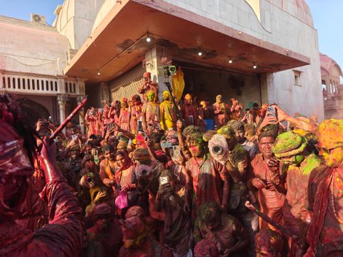 Free Crowd enjoying the colorful Holi festival in India, covered in vibrant powders. Stock Photo
