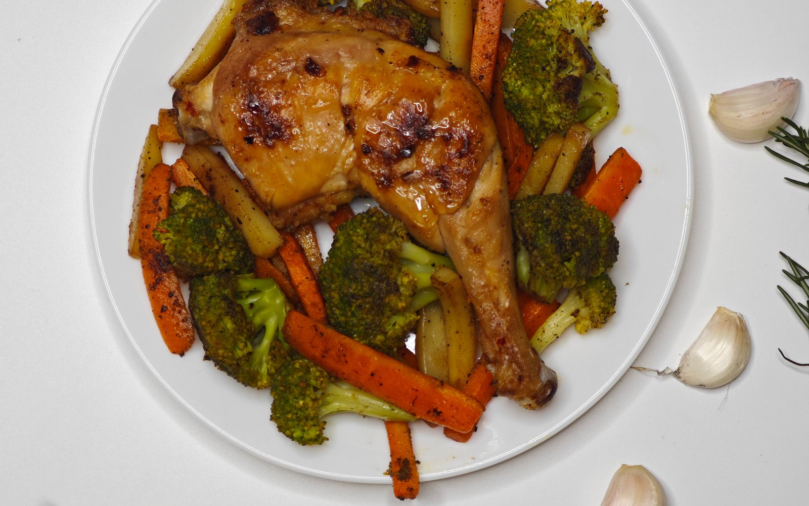 Foto de Frango ao limão com batata-doce assada e brócolis