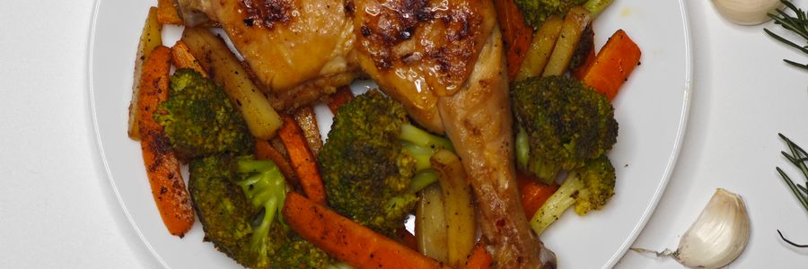 Foto de Frango ao limão com batata-doce assada e brócolis