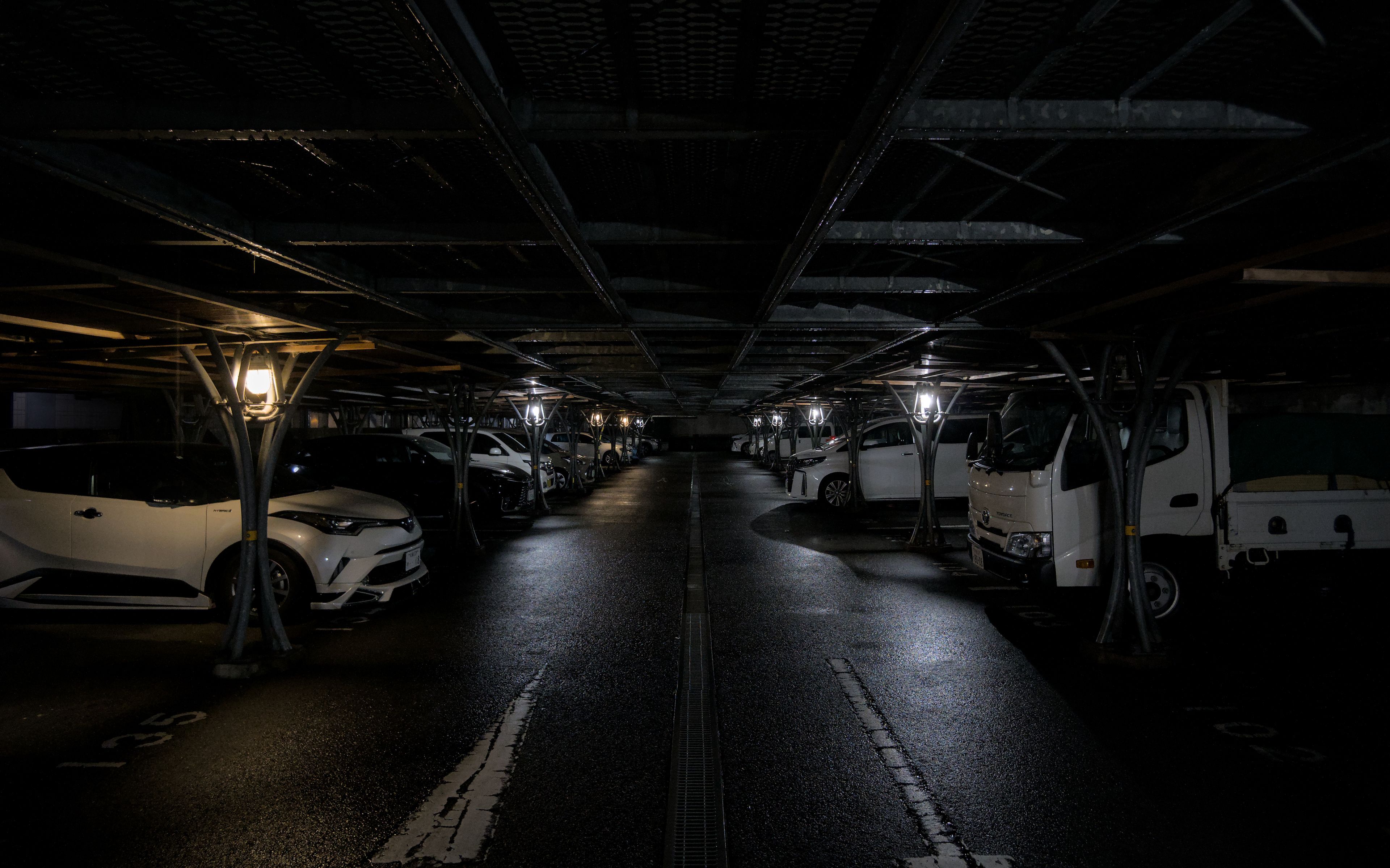 日本の京都にある、夜の薄暗い駐車場。