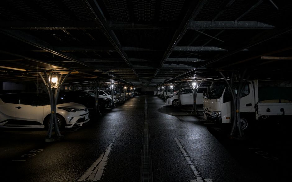 日本の京都にある、夜の薄暗い駐車場。
