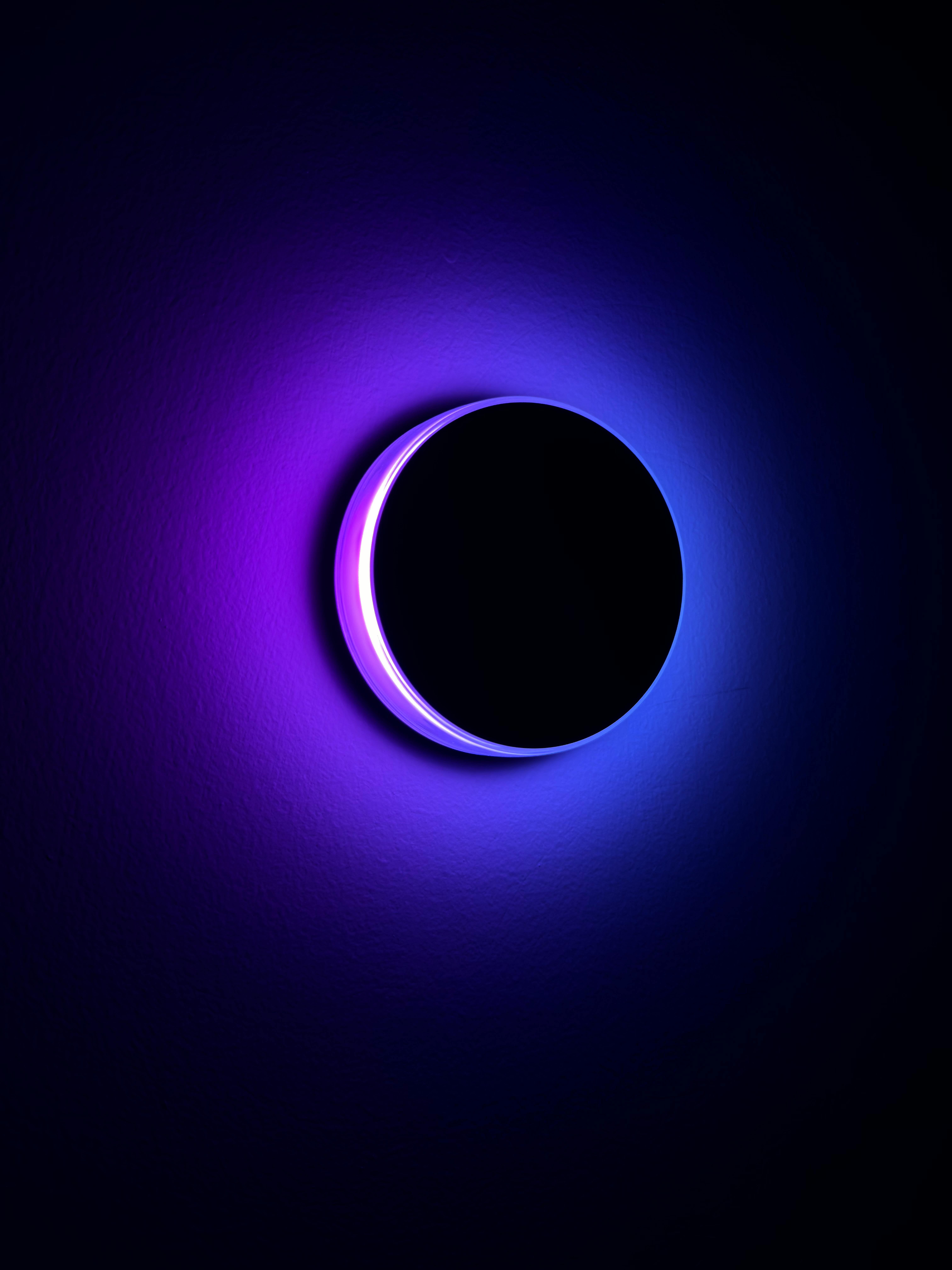 Gratuit O imagine abstractă izbitoare a unui obiect circular cu iluminare neon violet și albastră. Fotografie de stoc