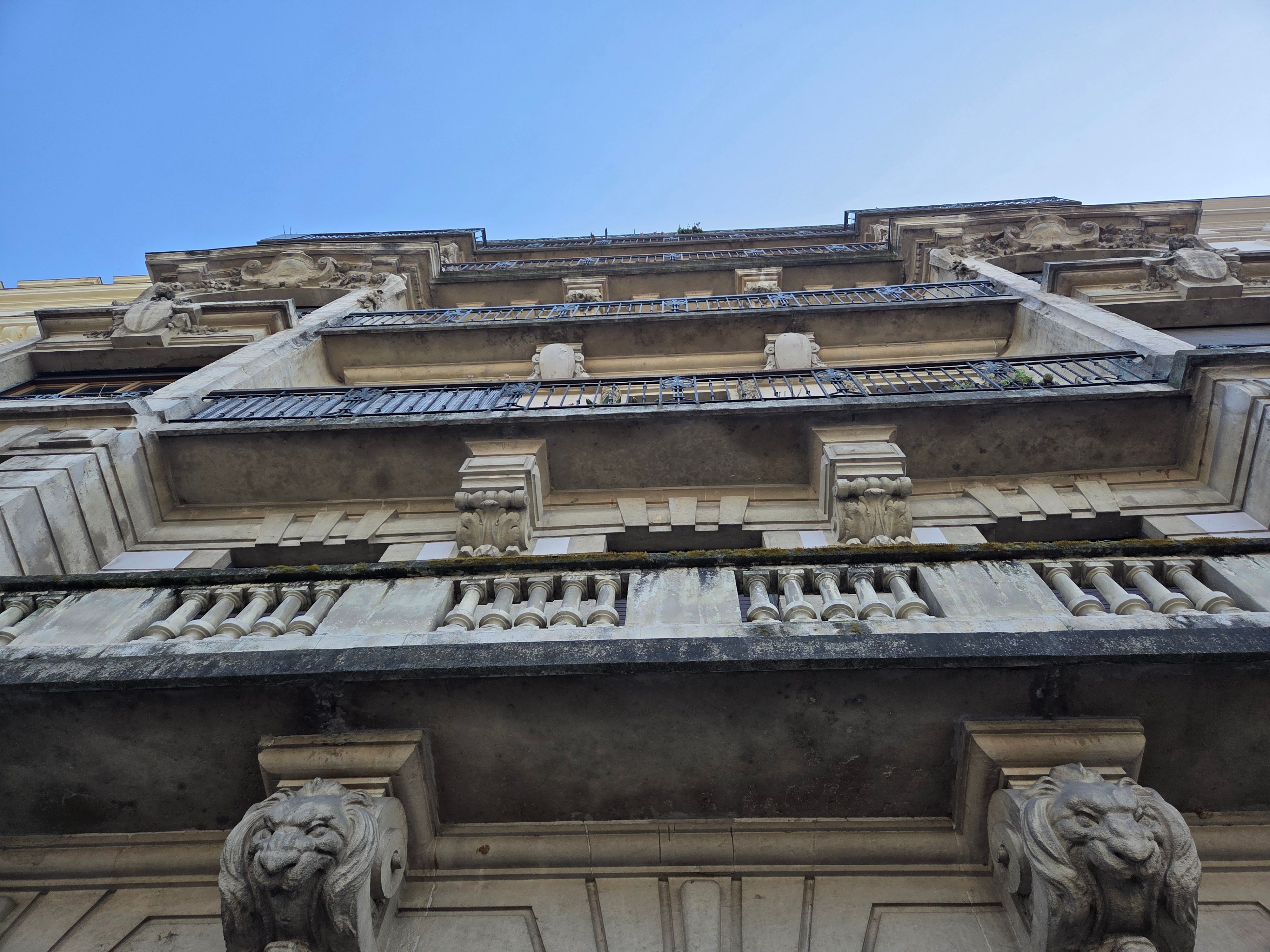 Detalle arquitectónico de un edificio histórico madrileño