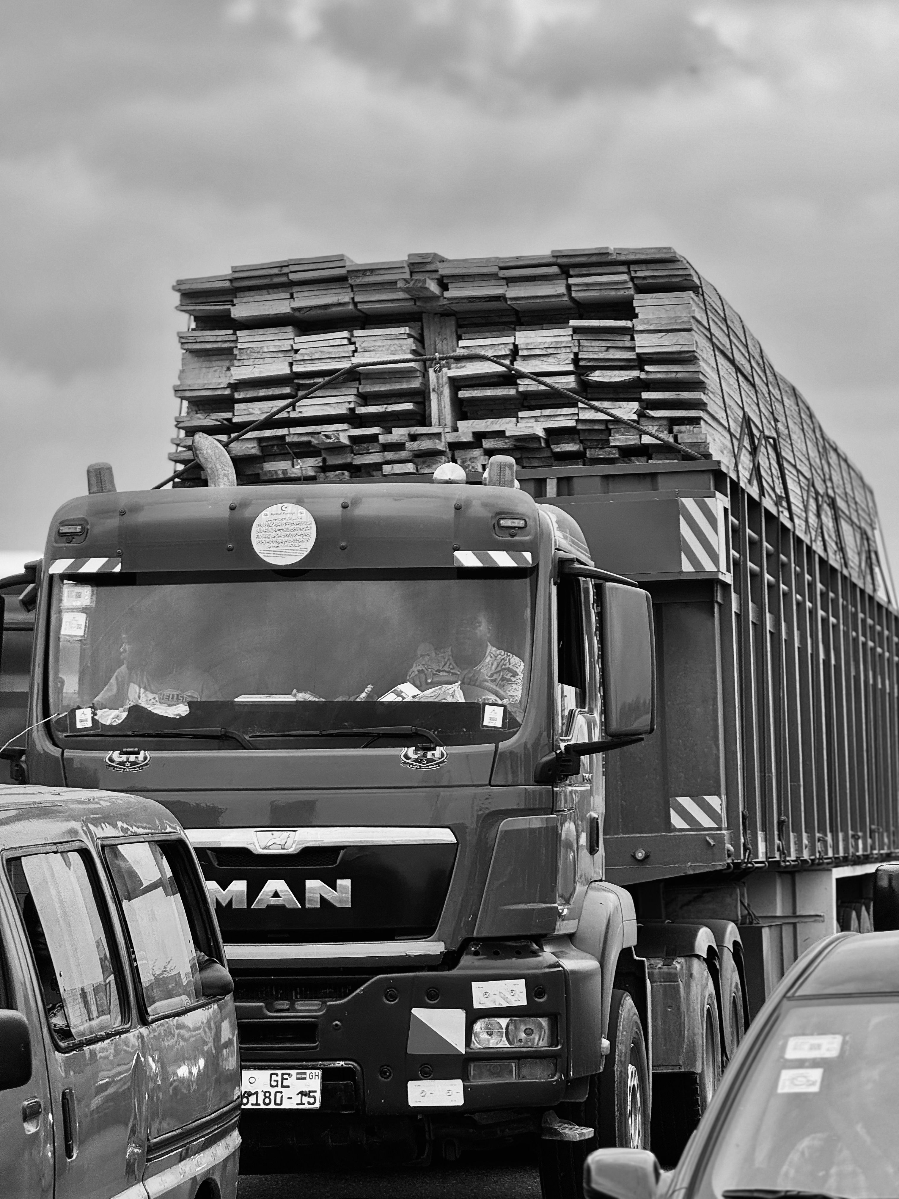 Full Container Delivery Truck