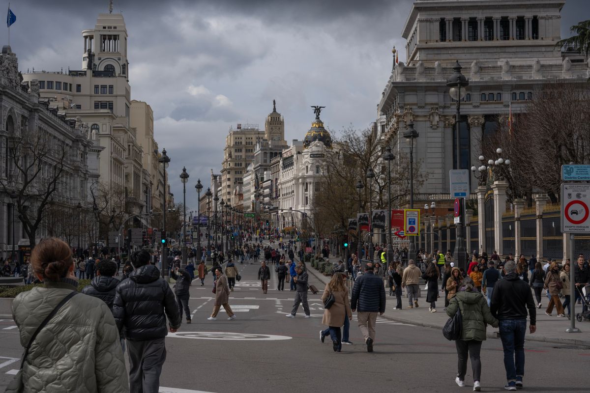 ¡Muévete como un Local! Tu Guía Esencial de Vocabulario de Ciudad y Transporte en Español