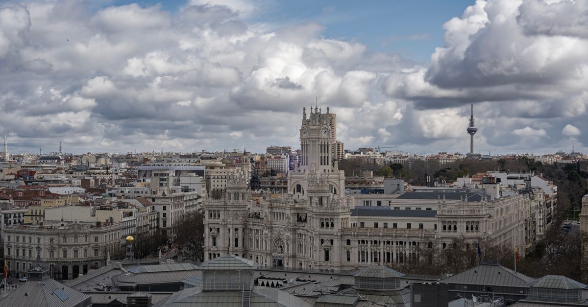 Vista aérea del centro de Madrid con el Palacio de Cibeles destacando bajo un cielo nublado