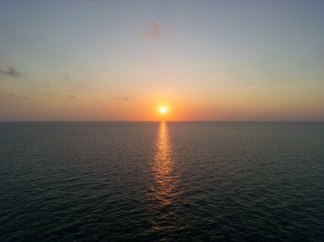 Sonnenuntergang & Ozean in der Natur – Elegantes Landschaftsfoto
