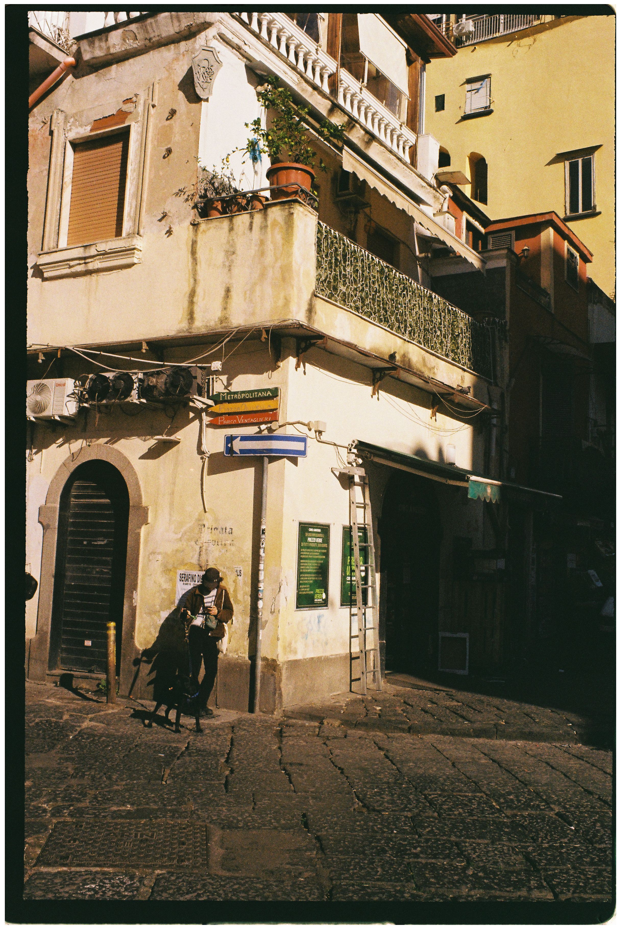 Rustic architecture and street life in a charming corner of Napoli, capturing vibrant Italian spirit.
