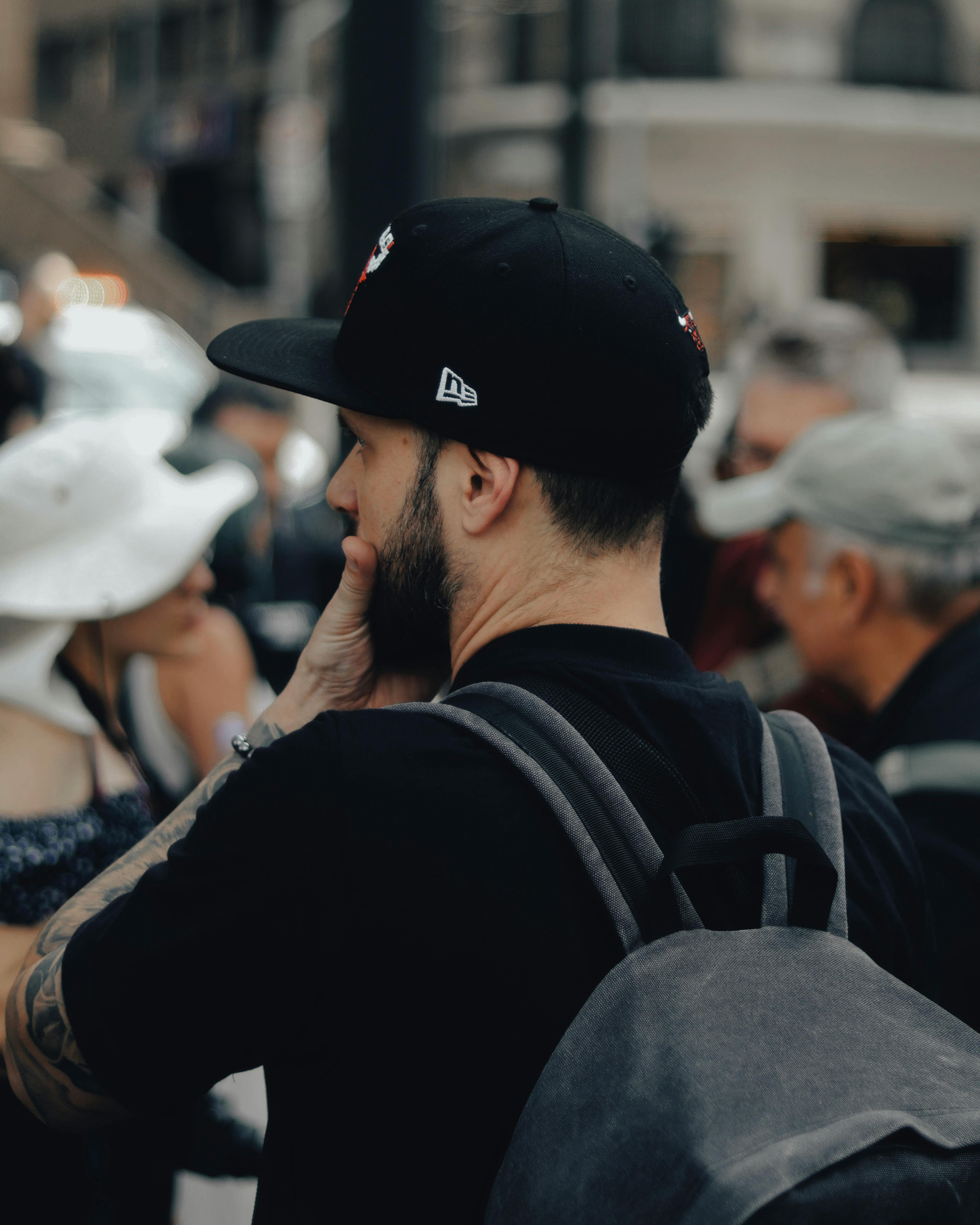 無料 多様な人々、カジュアルな都会的なファッション、バックパックが並ぶサンパウロの街の風景。 写真素材