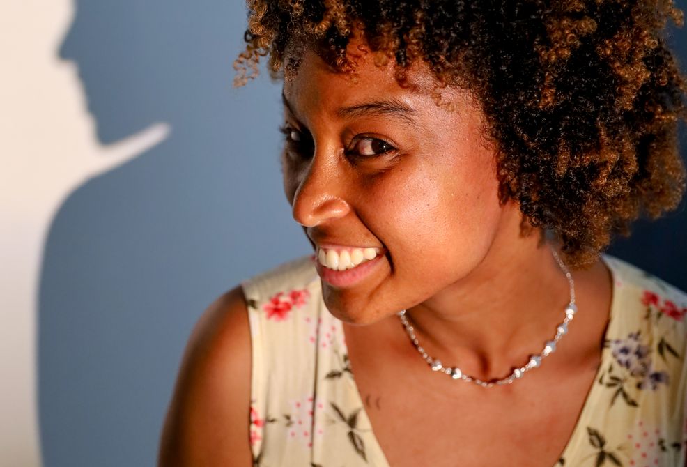 Online dating: starting a conversation on a niche platform