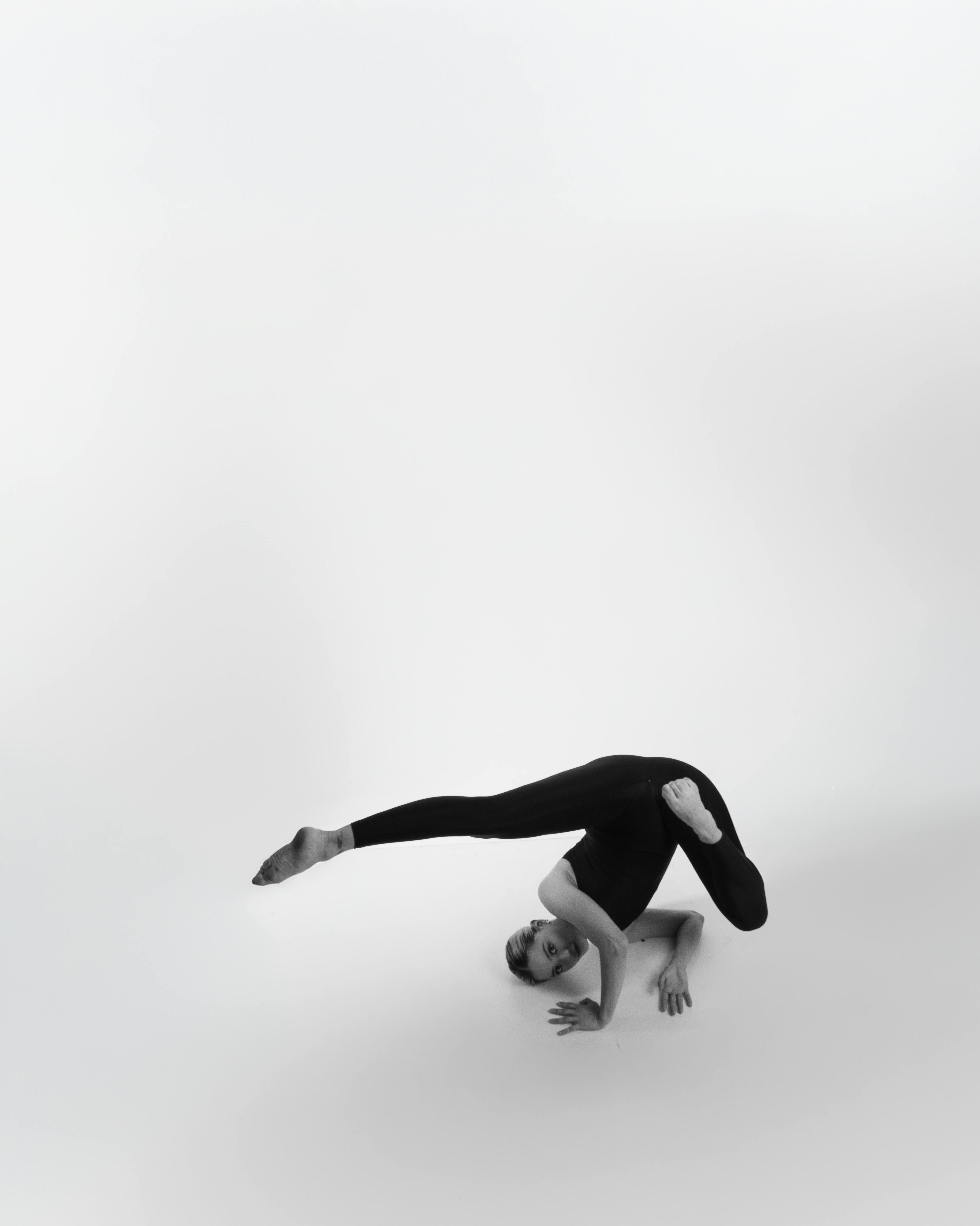 Free Elegant contemporary dancer in a unique pose, captured in monochrome. Stock Photo