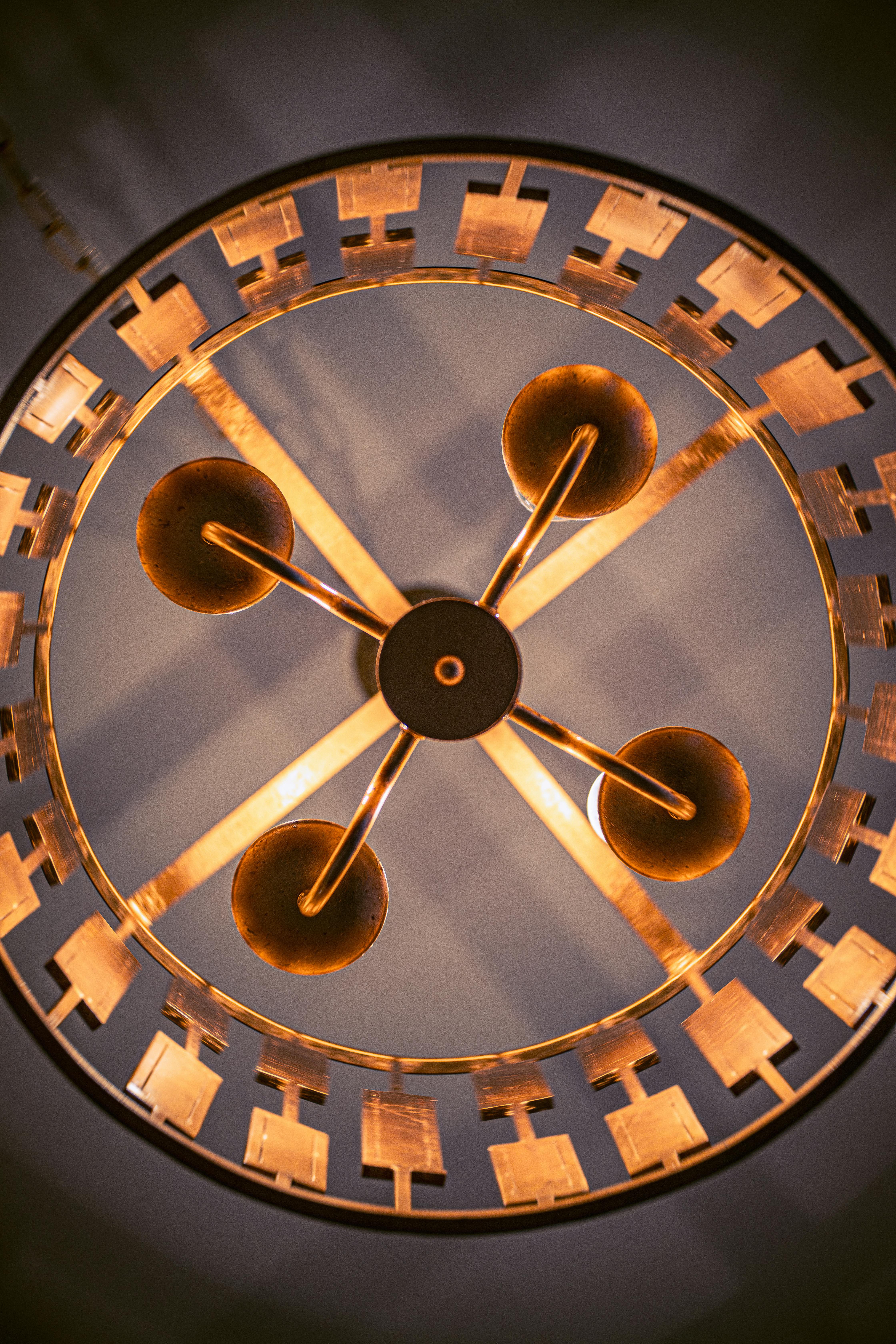 Gratis Kunstnerisk utsikt over en intrikat taklampe på The Roxy Hotel i New York City. Arkivbilde