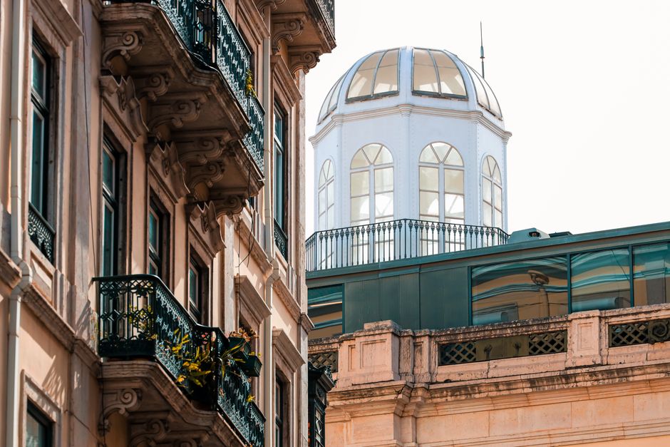 The elegant architecture of <span class="notranslate"><em>Pombalino</em></span> style buildings in Lisbon during sunset.