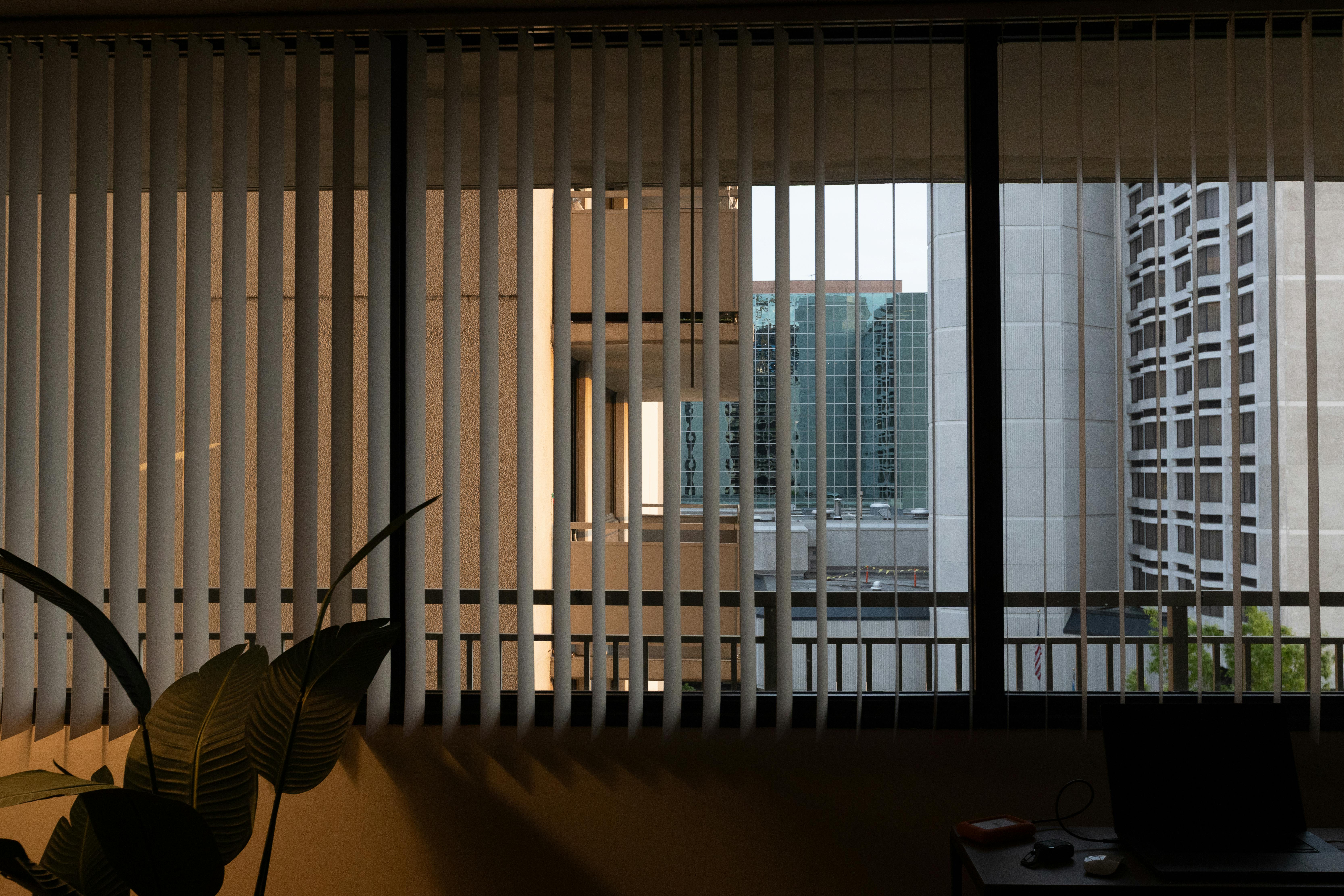 Gratuit O vedere minimalistă prin jaluzele, care prezintă arhitectura urbană din Washington DC. Fotografie de stoc