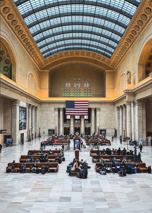 Free A bustling scene inside Chicago's Union Station with travelers and architecture. Stock Photo