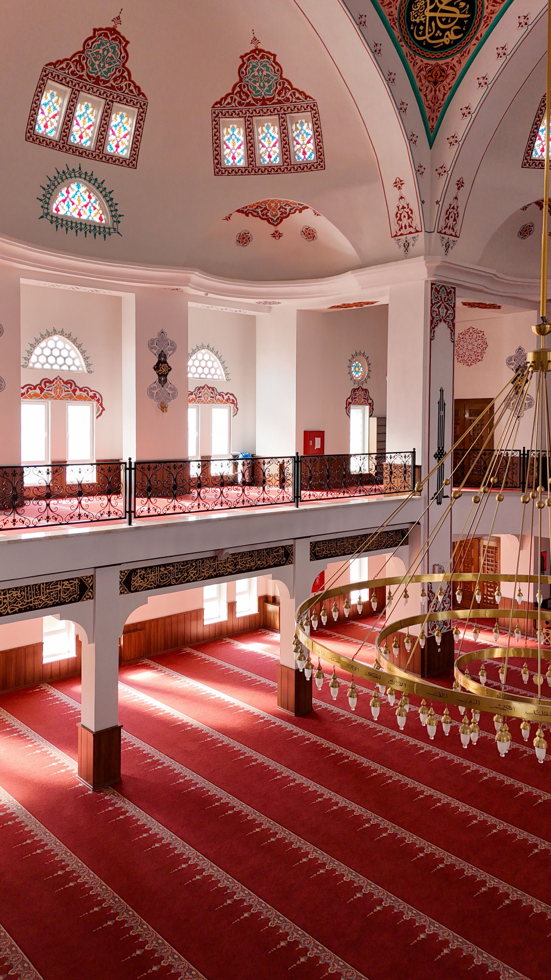 Mosque Interior with a Chandelier and a Red Carpet · Free Stock Photo