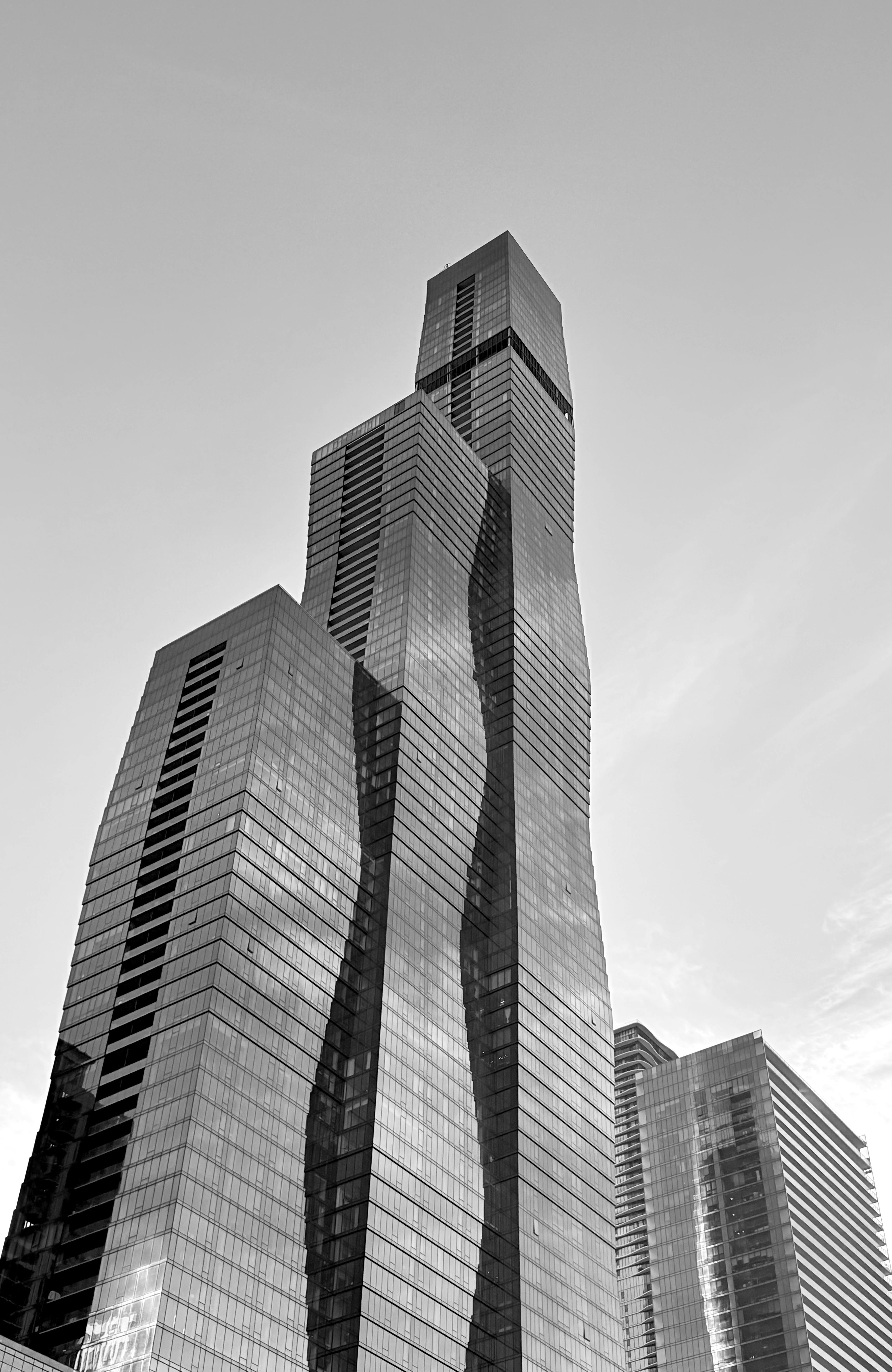 Free Black and white view of a modern skyscraper in Chicago, capturing urban architecture. Stock Photo