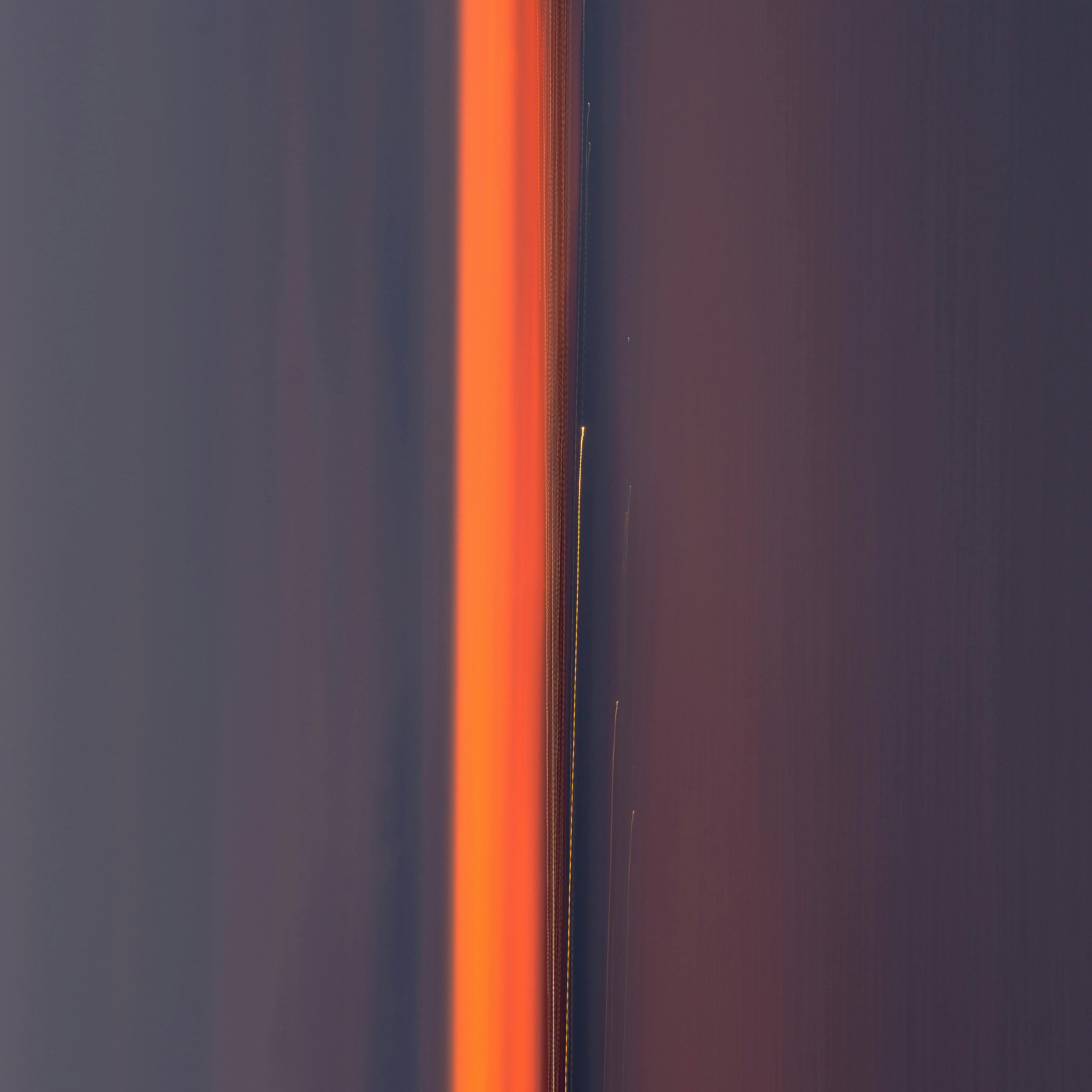 gratis Levendige abstracte lichtschilderkunst met strepen oranje en paarse tinten die een dynamisch visueel effect creëren. Stockfoto