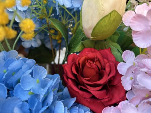 Free Colorful floral arrangement featuring roses, hydrangeas, and blossoms in full bloom. Stock Photo