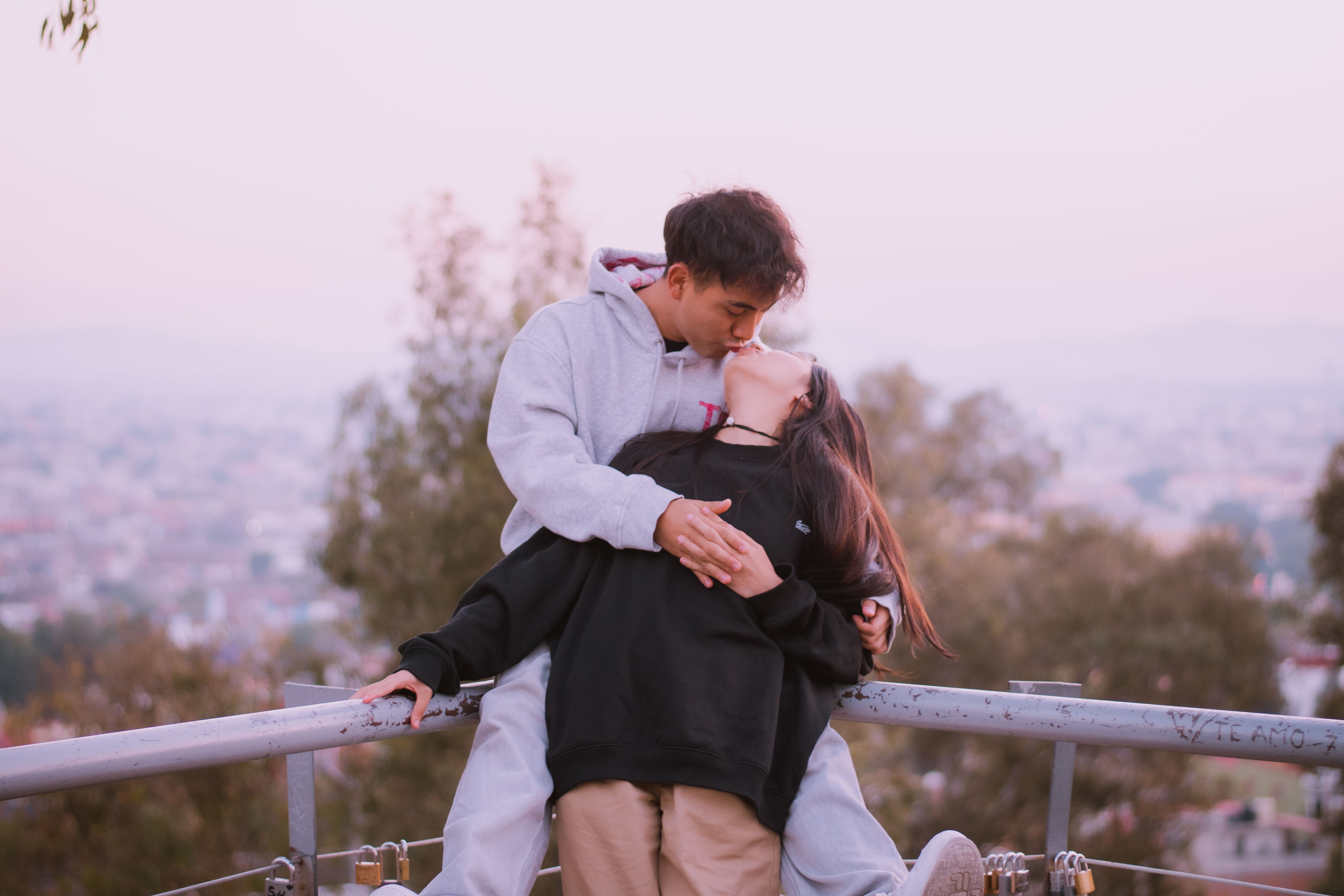 Online dating: starting a conversation on a niche platform