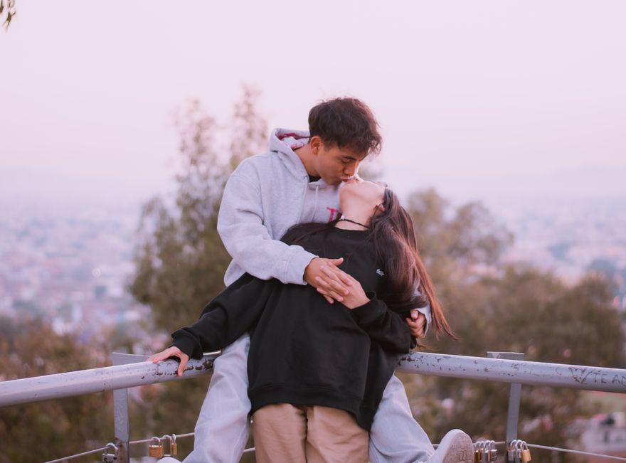 Online dating: starting a conversation on a niche platform
