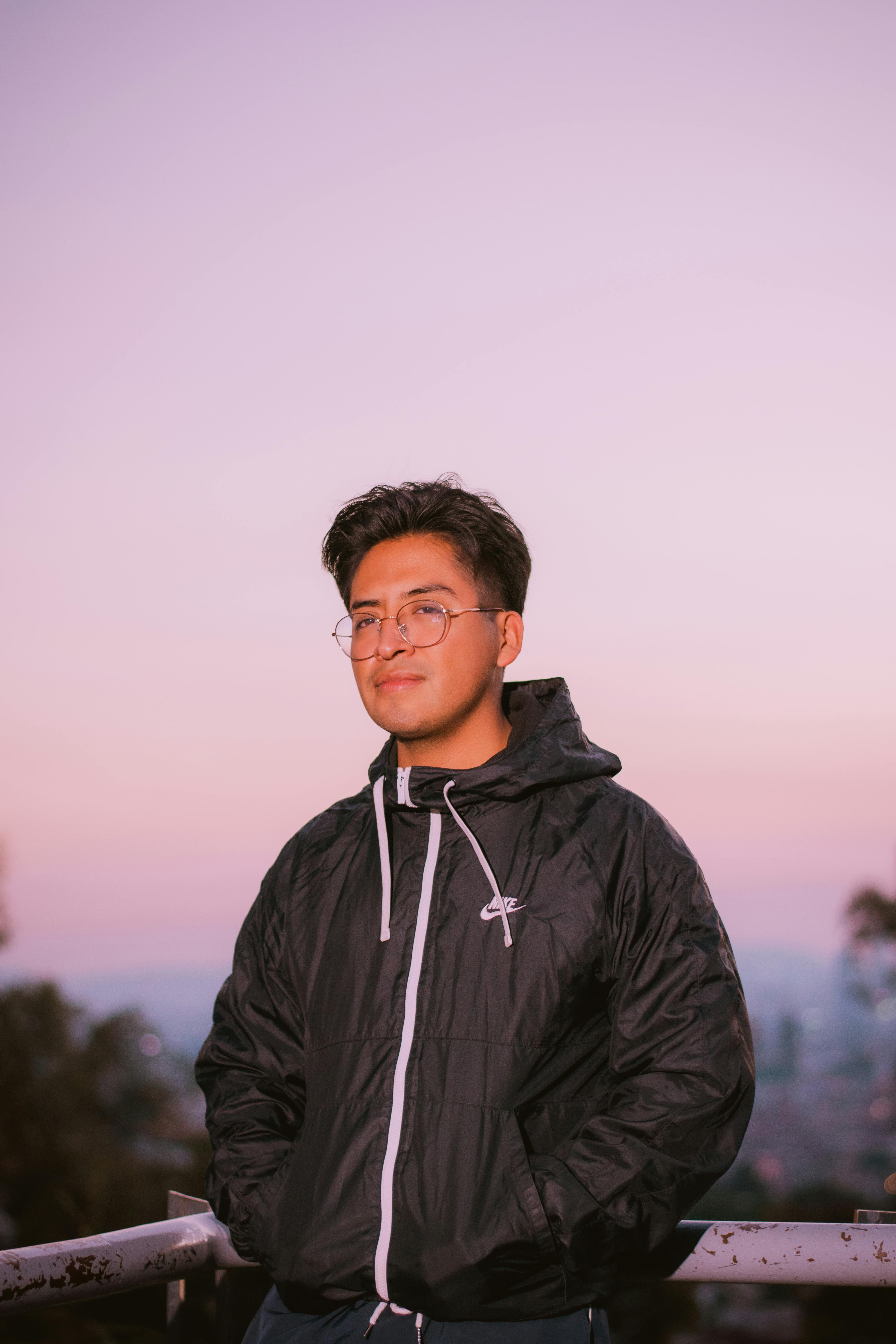 Gratuit Portrait d'un jeune homme en veste noire, à l'extérieur, au coucher du soleil. Photos