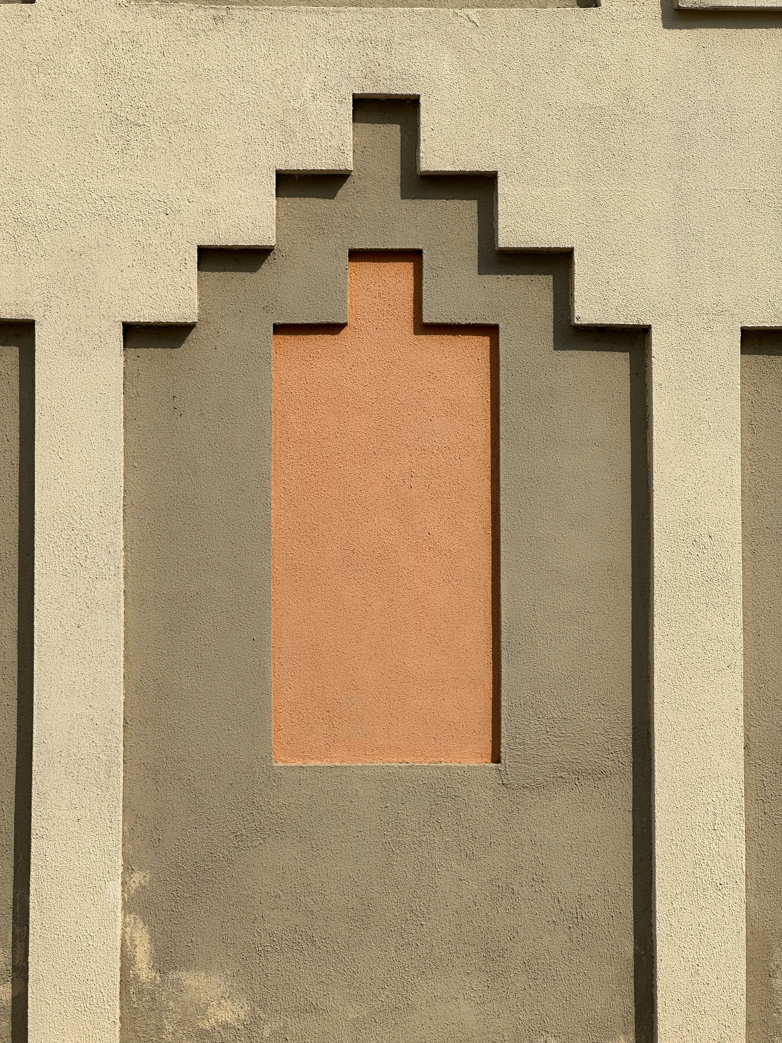 gratis Abstract geometrisch ontwerp op een muur met textuur, dat de moderne architectuur benadrukt. Stockfoto