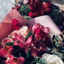 这款优雅的花束以粉红色纸包裹，由玫瑰和百合充满活力地混合而成，非常适合浪漫场合