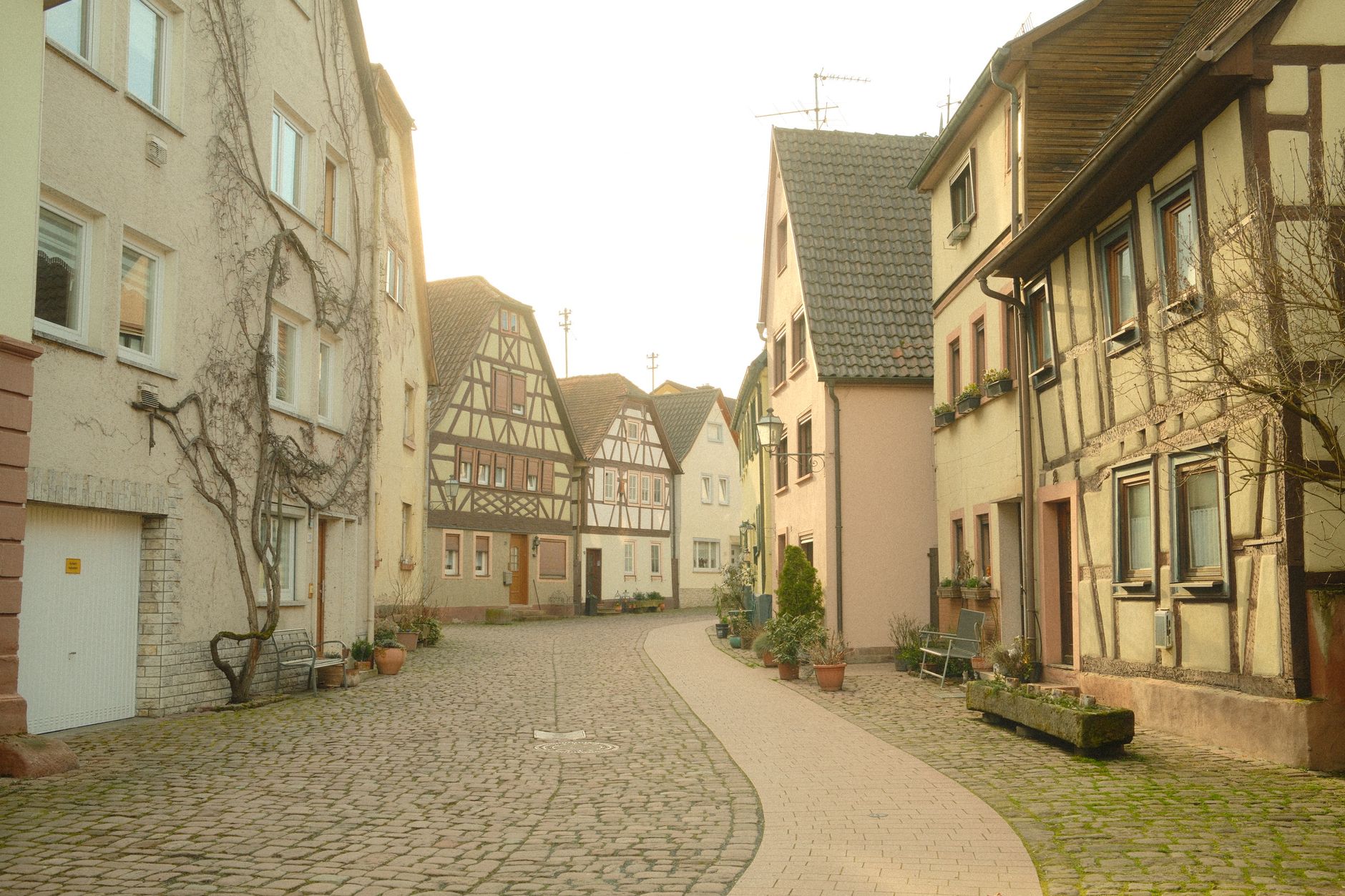 Cozy cobblestone street in Лор-на-Майне featuring traditional timber-framed houses.