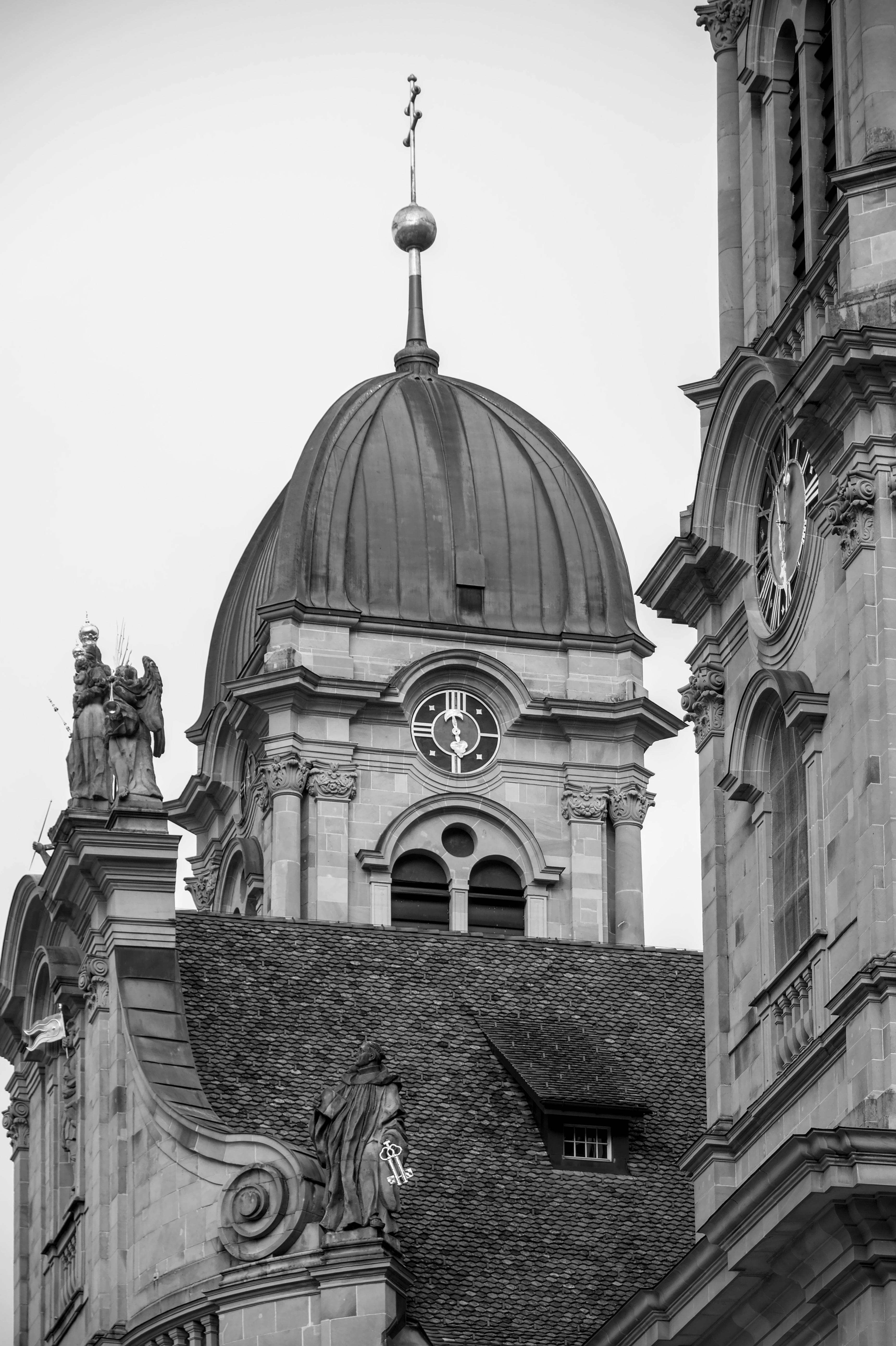 De franc Fotografia en blanc i negre que mostra una arquitectura catedralícia complexa amb una cúpula i escultures. Foto d'estoc