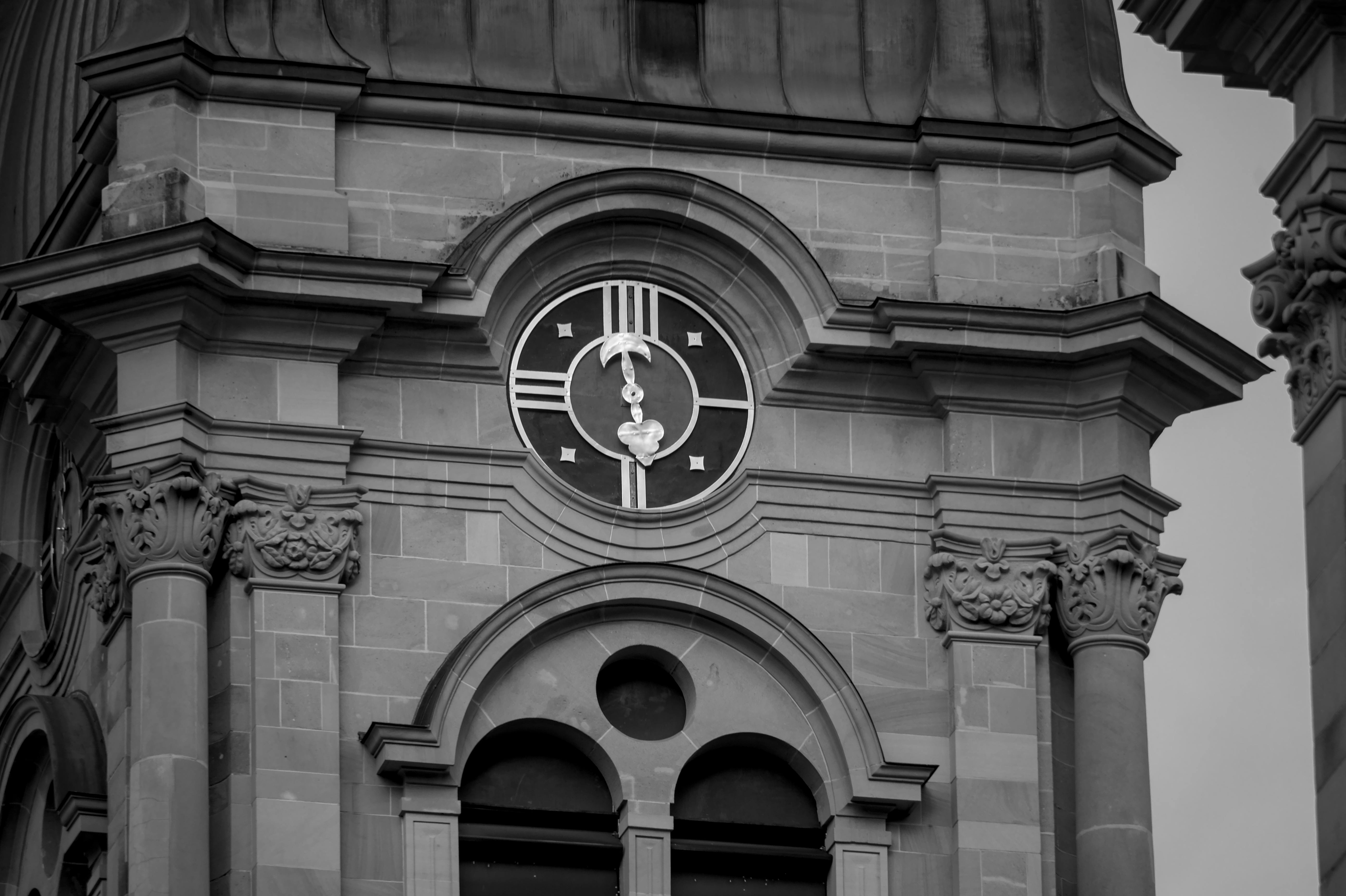 Gratis Immagine dettagliata in bianco e nero di un orologio decorato sulla facciata di un edificio storico. Foto a disposizione