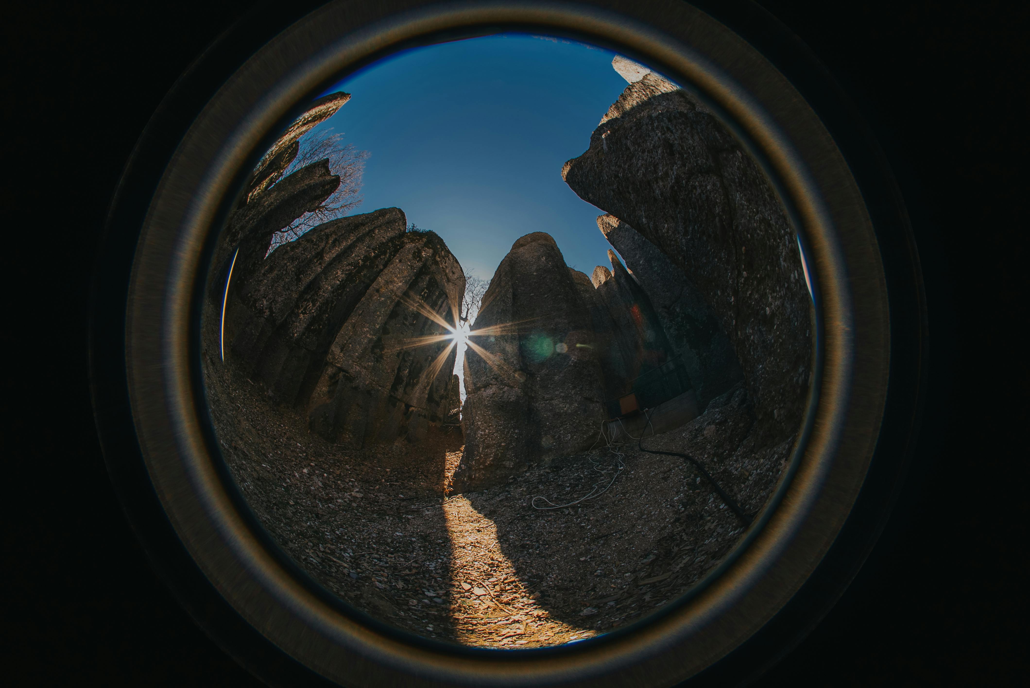 De franc La llum del sol es fica a través d'imponents formacions de pedra capturades amb una lent d'ull de peix. Foto d'estoc