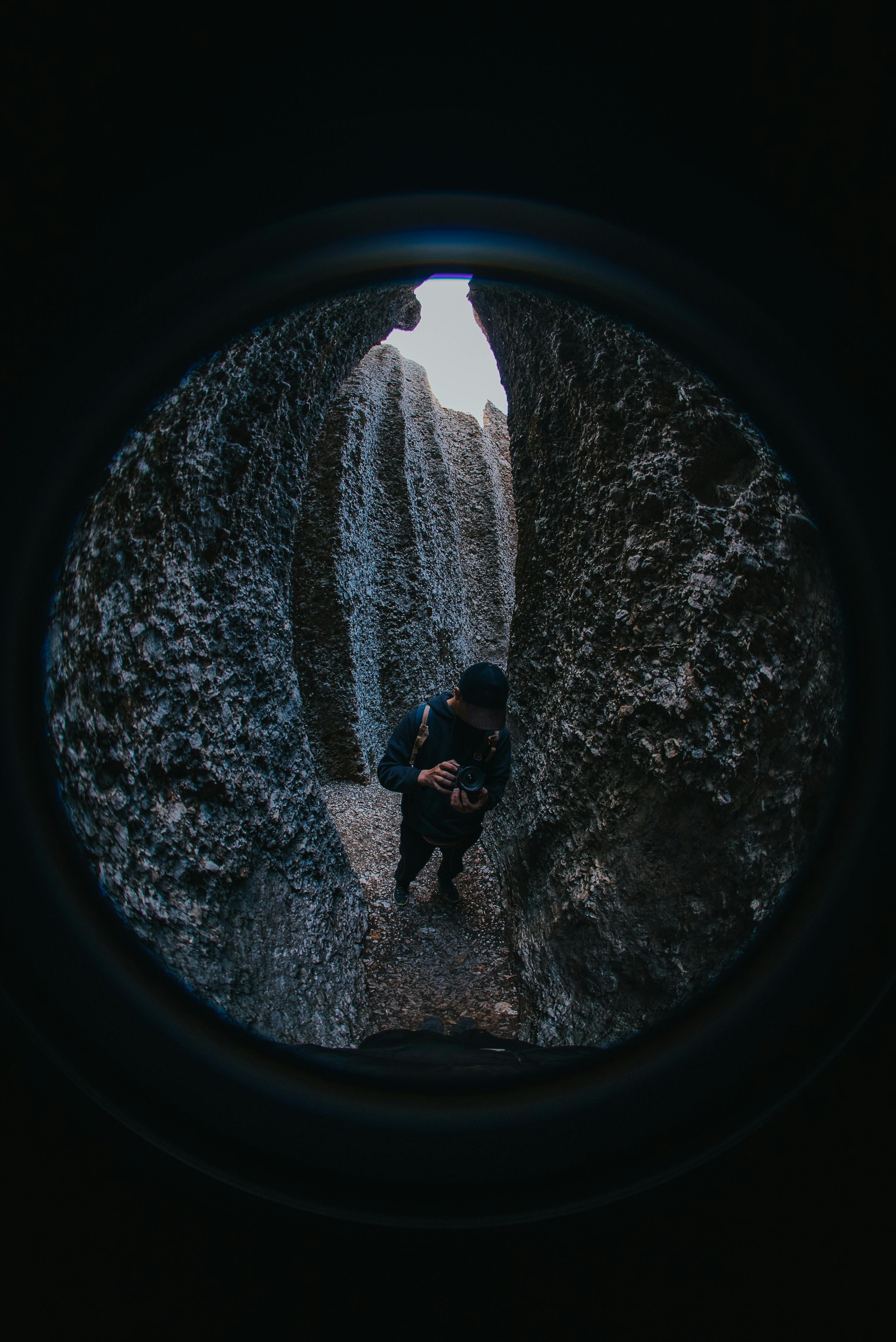 Gratuit Un photographe immortalise la beauté sauvage d'un étroit passage rocheux en pleine nature. Photos