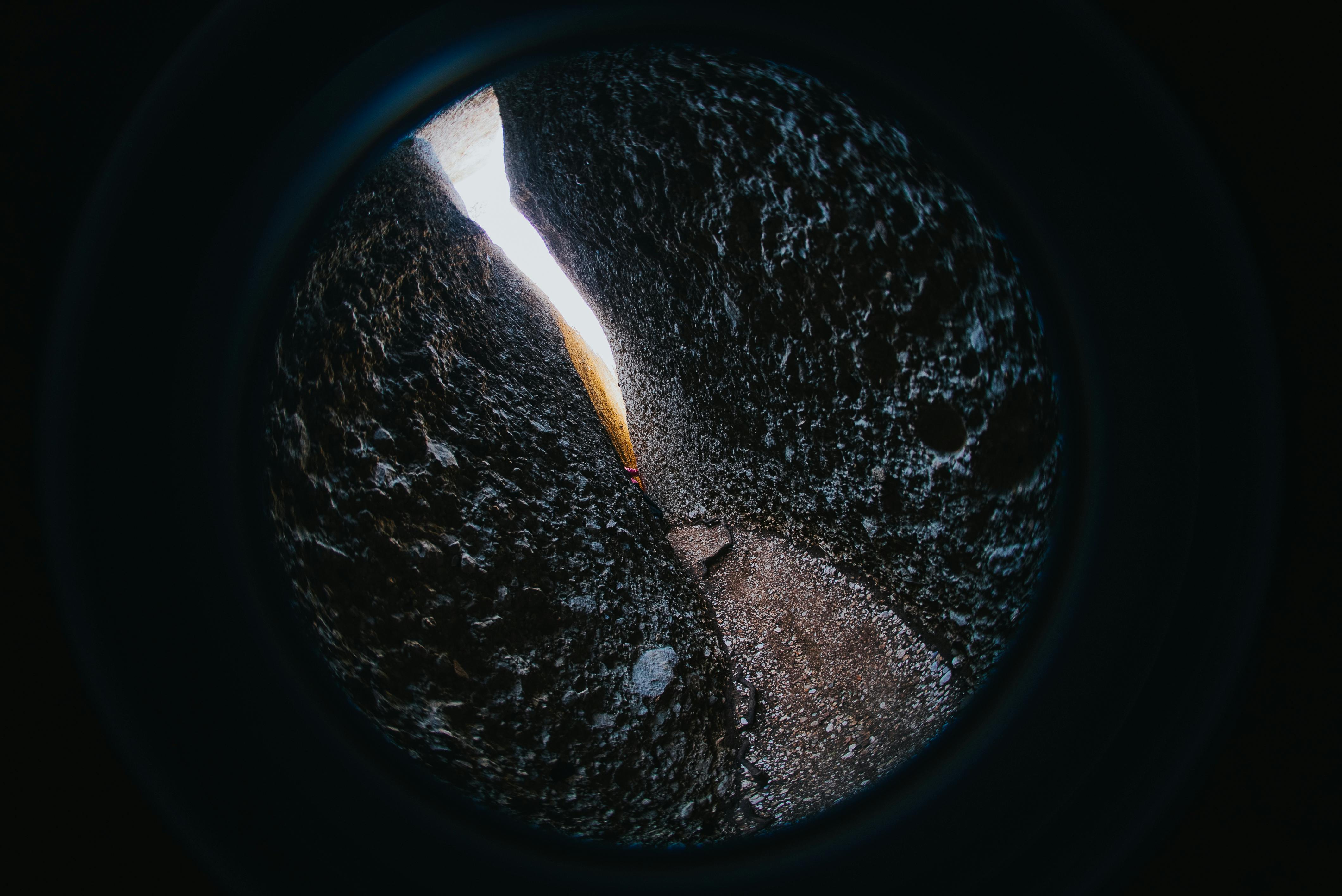 Δωρεάν Δραματική προοπτική «fisheye» που αποτυπώνει ένα στενό μονοπάτι ανάμεσα σε βράχους με εντυπωσιακό φωτισμό. Φωτογραφία από στοκ φωτογραφιών