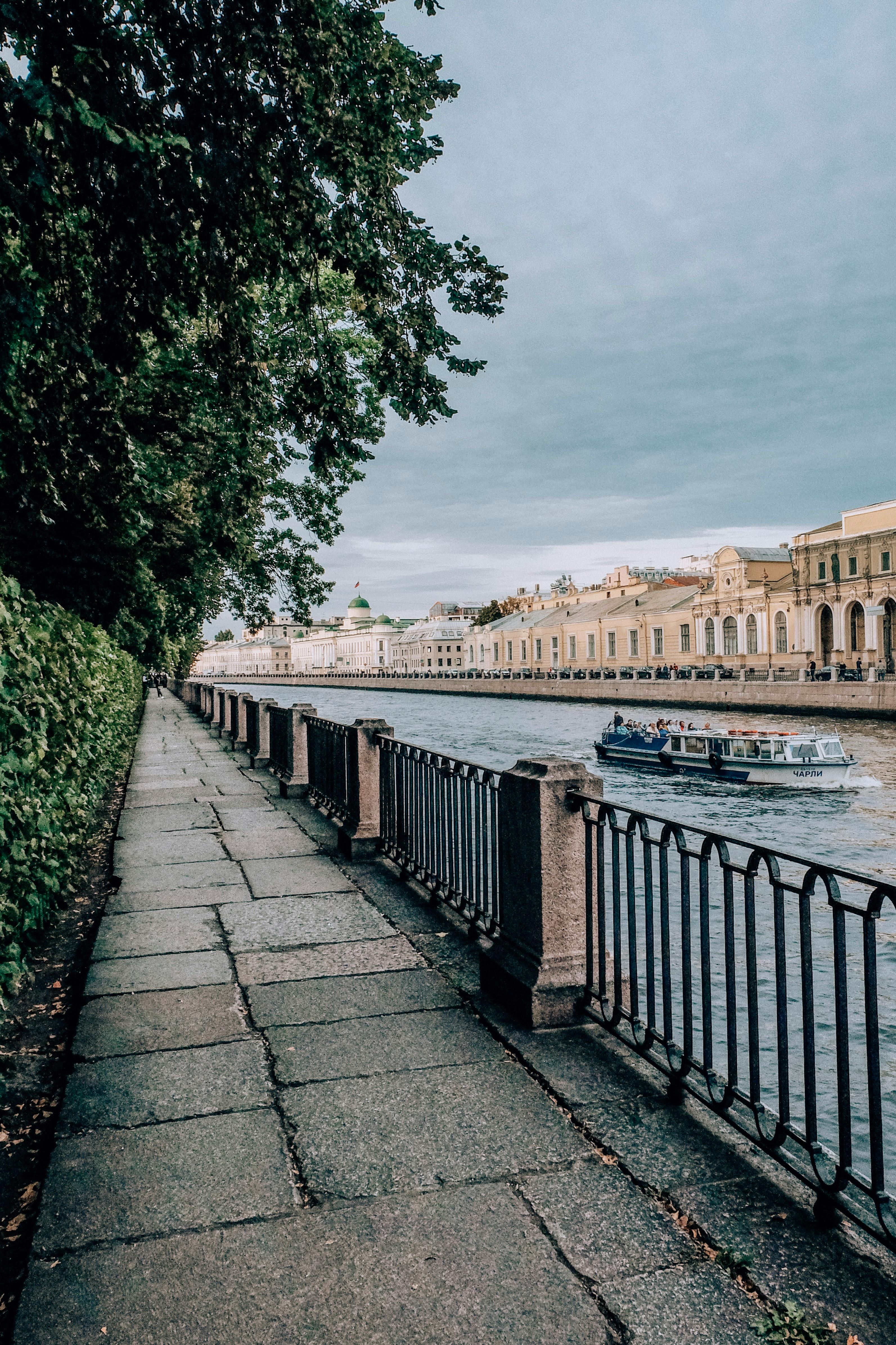 沿着平坦的人行道，可以看见繁忙的运河上行驶着旅游船，两岸还有建筑