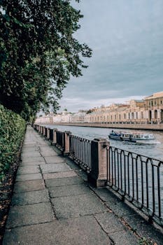 沿着平坦的人行道，可以看见繁忙的运河上行驶着旅游船，两岸还有建筑