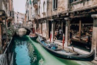 乘坐标志性的贡多拉，穿越历史建筑，探索威尼斯迷人的运河景观