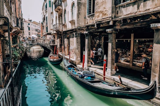 乘坐标志性的贡多拉，穿越历史建筑，探索威尼斯迷人的运河景观