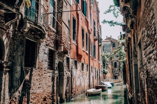 威尼斯运河风景如画，两岸矗立着历史悠久的砖砌建筑，水面上停泊着船只