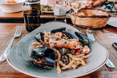 Free Cooked Shrimp and seashell dish Stock Photo