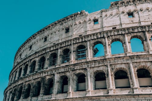 Gratis Edificio Di Cemento Grigio Sotto Il Cielo Blu Foto a disposizione