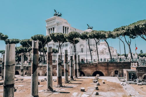 Weißes Denkmal, Das Auf Tageslichtfotografie Baut