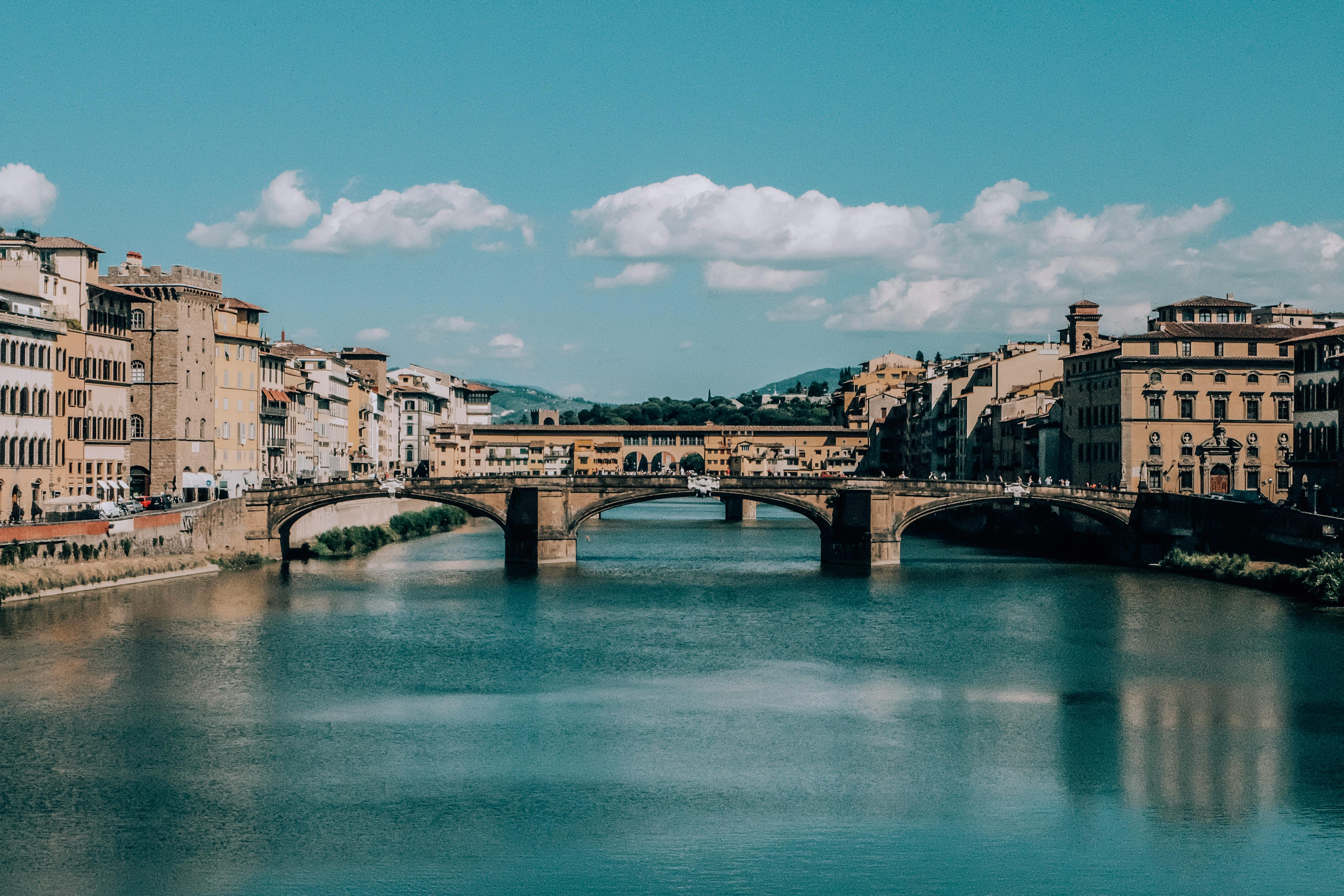 意大利佛罗伦萨的维基奥桥与阿诺河风景如画