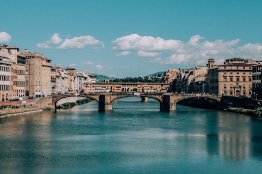 意大利佛罗伦萨的维基奥桥与阿诺河风景如画