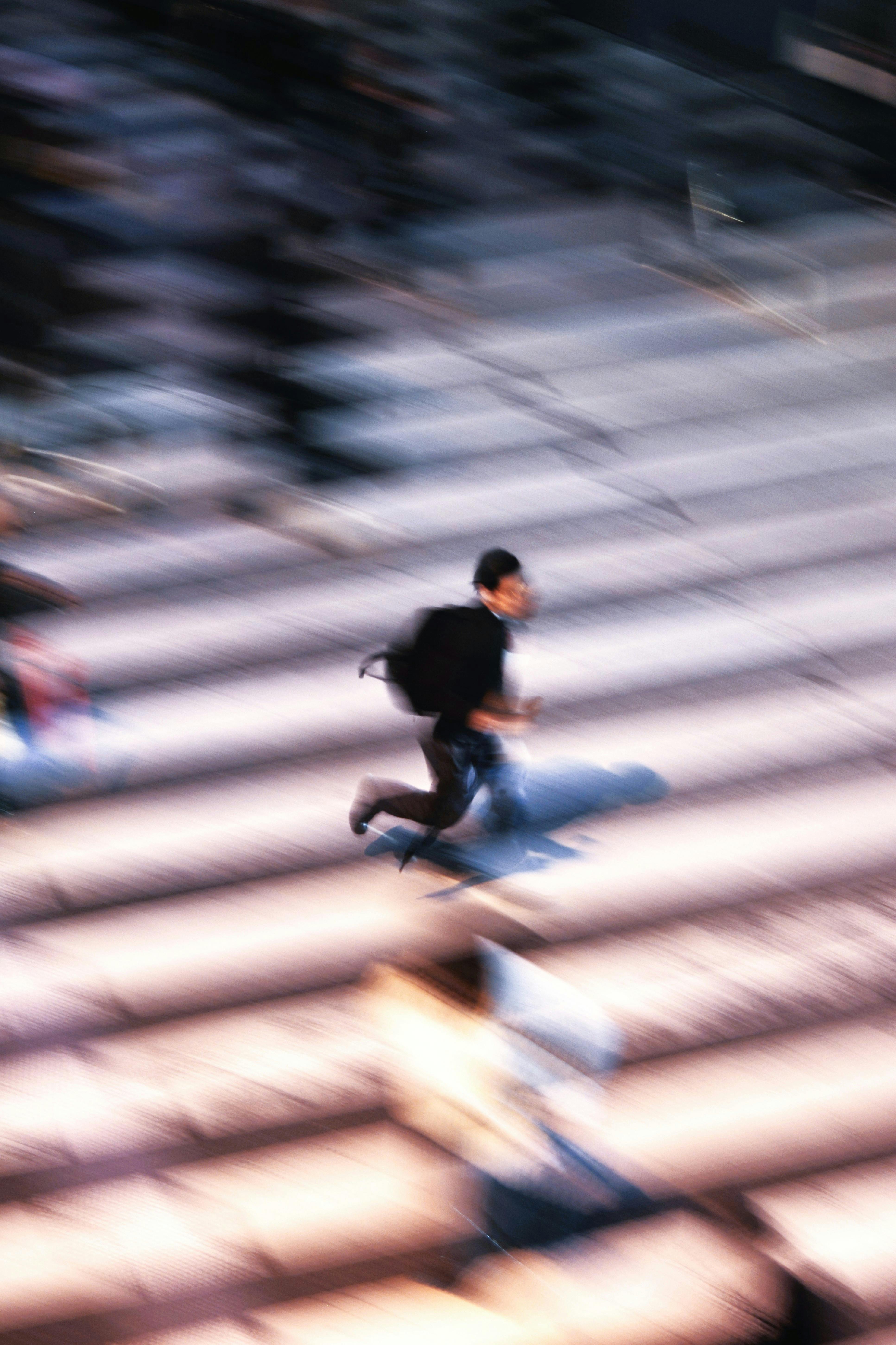 Gratis Ripresa artistica sfocata di un uomo in movimento che sale di corsa le scale, catturando il movimento dinamico. Foto a disposizione