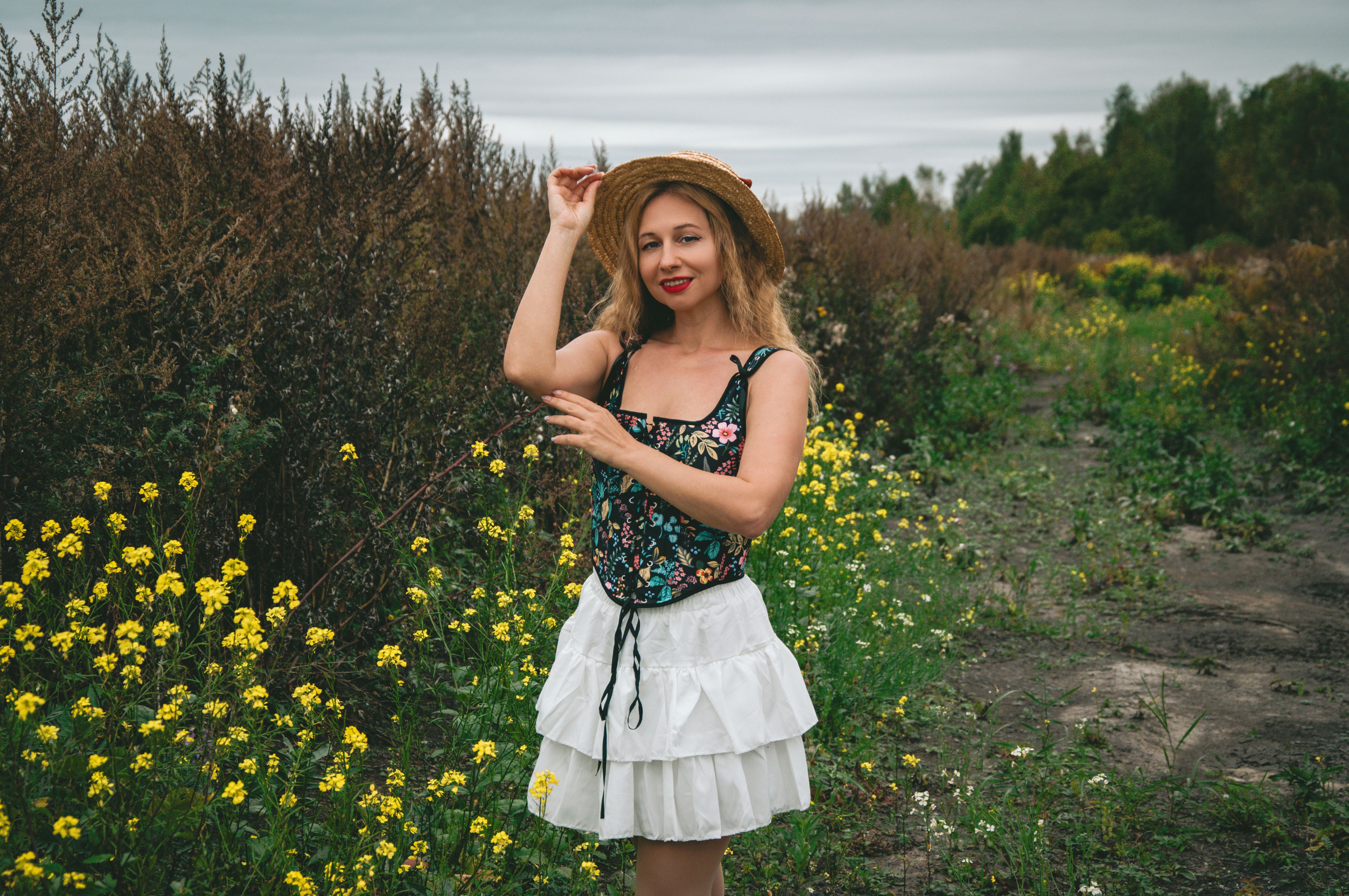 From vintage tops to maxi skirts, build your summer wardrobe with these it girl fashion trends — Photo by Vika Glitter on Pex