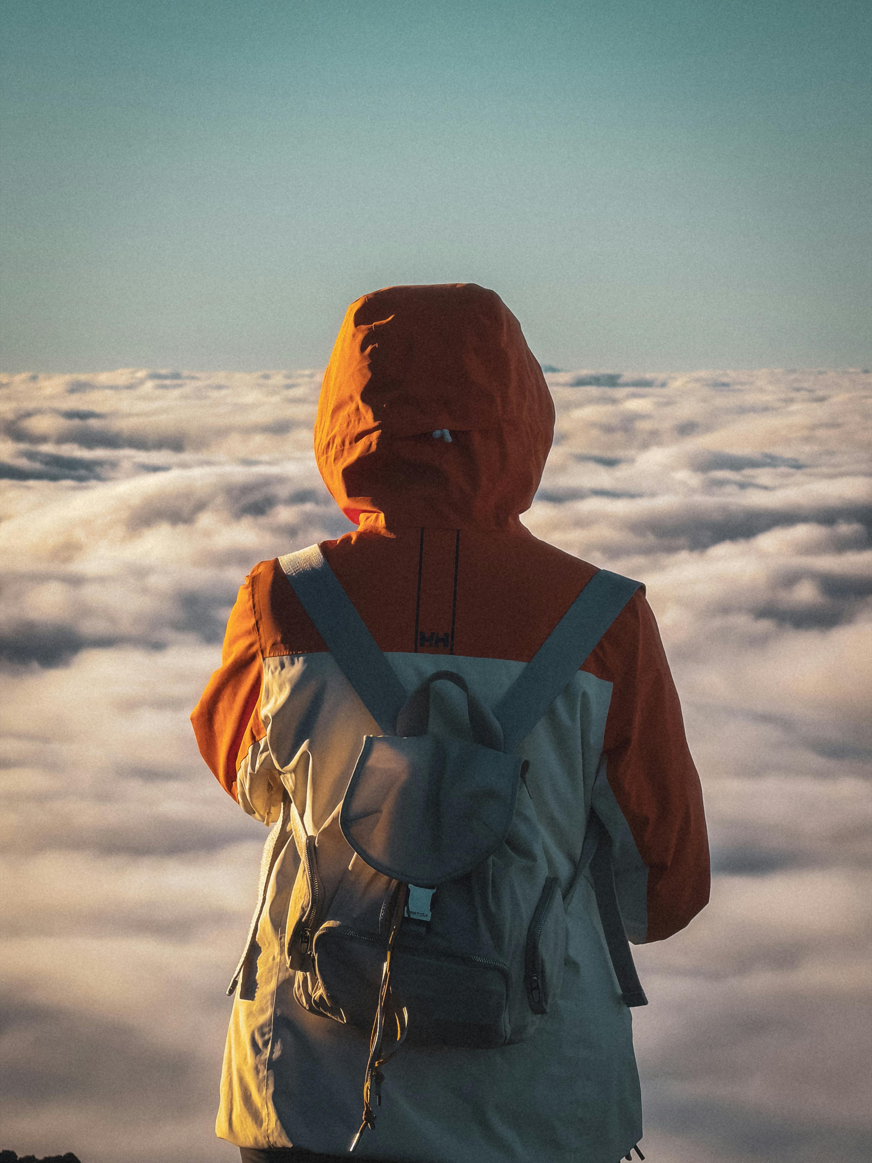 Δωρεάν Πεζοπόρος στο όρος Τέιδε με εκπληκτική θέα σε σύννεφα, φορώντας έντονο εξοπλισμό για υπαίθριες δραστηριότητες. Φωτογραφία από στοκ φωτογραφιών