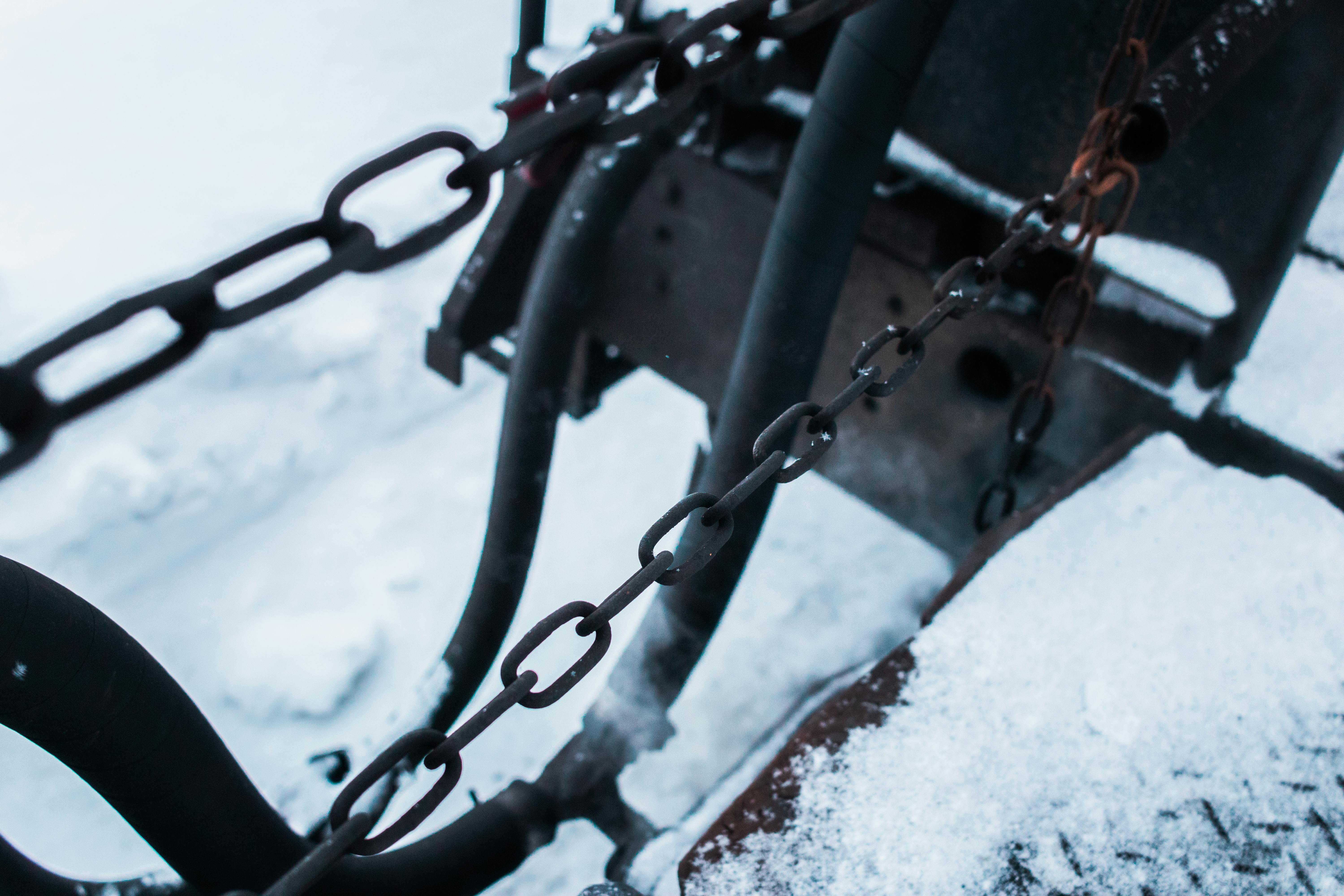 grátis Visão detalhada de correntes metálicas e equipamentos cobertos de neve durante o inverno. Foto profissional